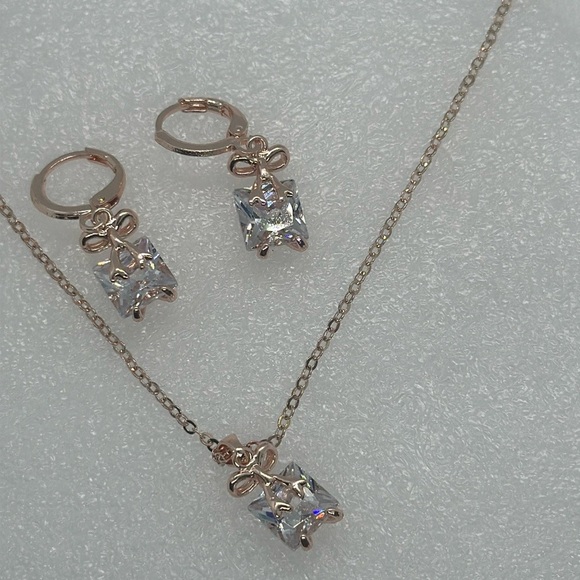 Elegant Rose Gold-Tone Cubic Zirconia Bow Necklace and Earrings Set - Picture 10 of 11